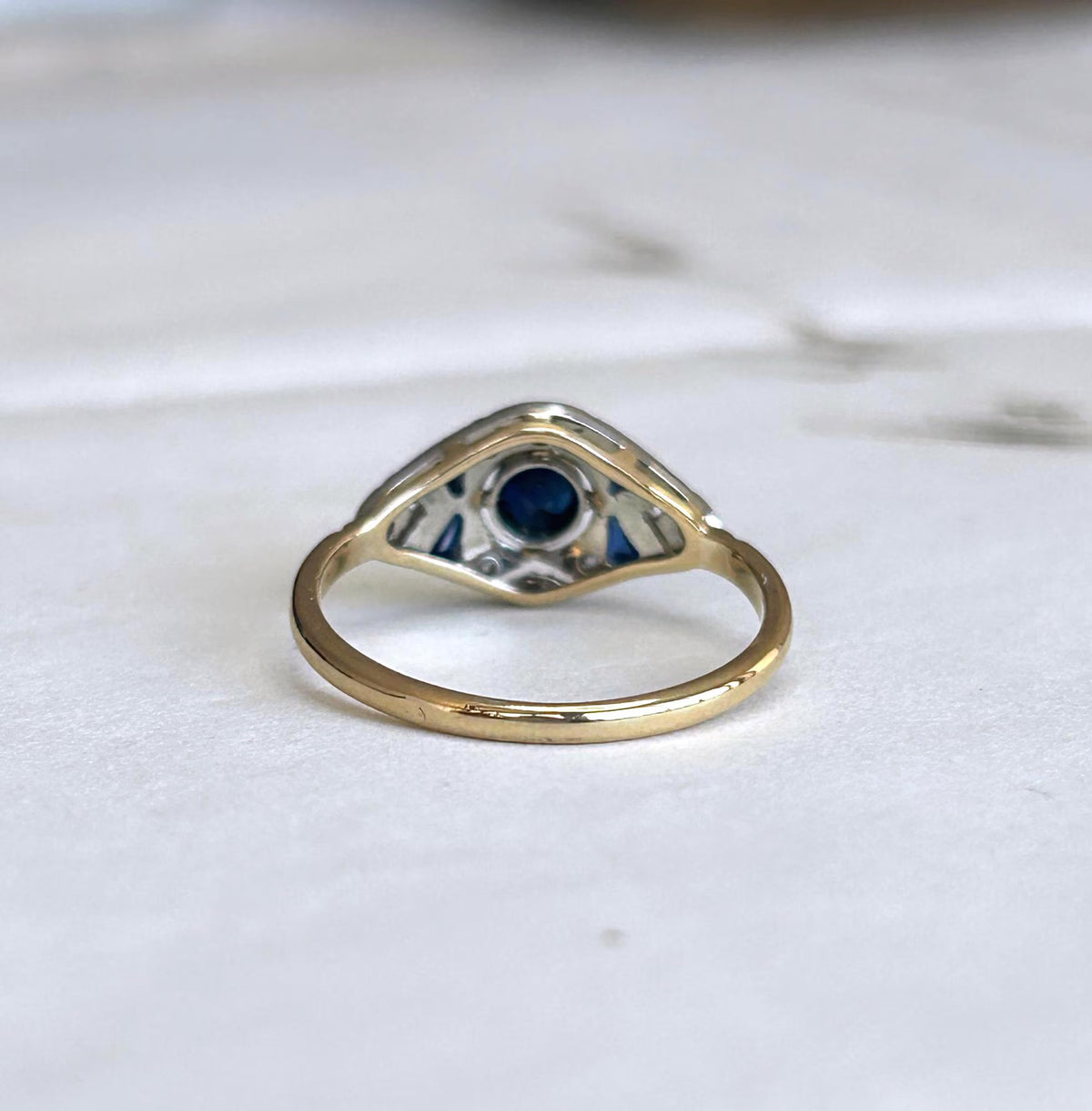Bague Art Déco or 18k saphirs calibrés et éclats de diamants années 1930