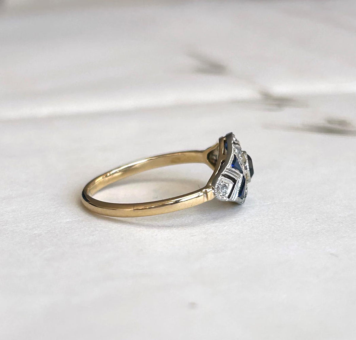 Bague Art Déco or 18k saphirs calibrés et éclats de diamants années 1930
