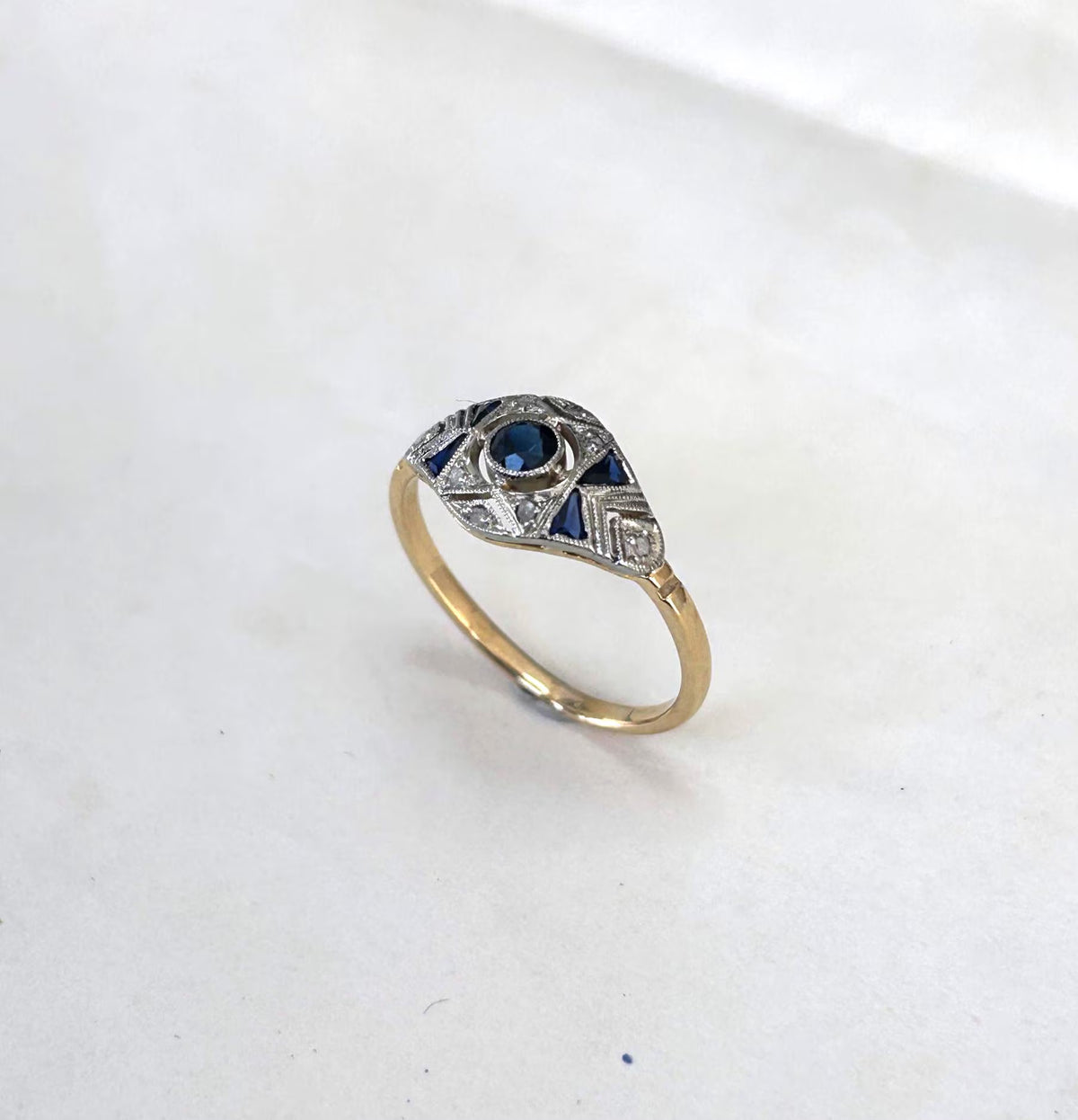 Bague Art Déco or 18k saphirs calibrés et éclats de diamants années 1930
