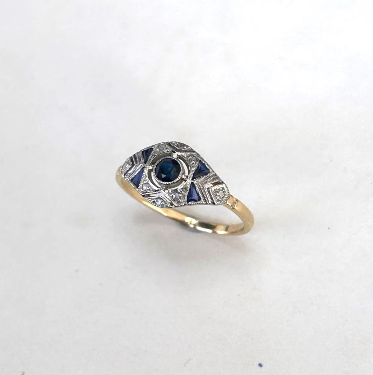 Bague Art Déco or 18k saphirs calibrés et éclats de diamants années 1930