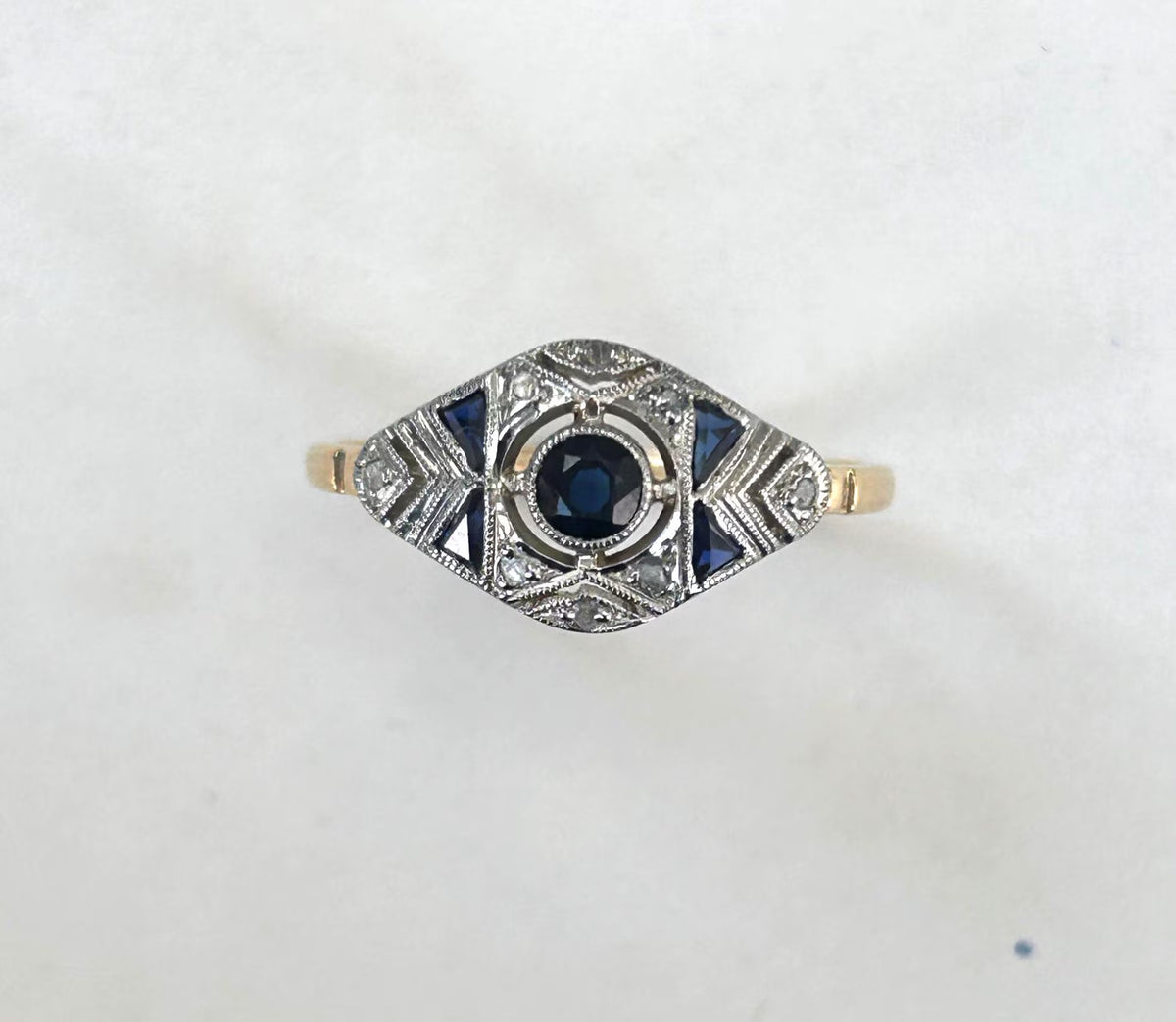 Bague Art Déco or 18k saphirs calibrés et éclats de diamants années 1930