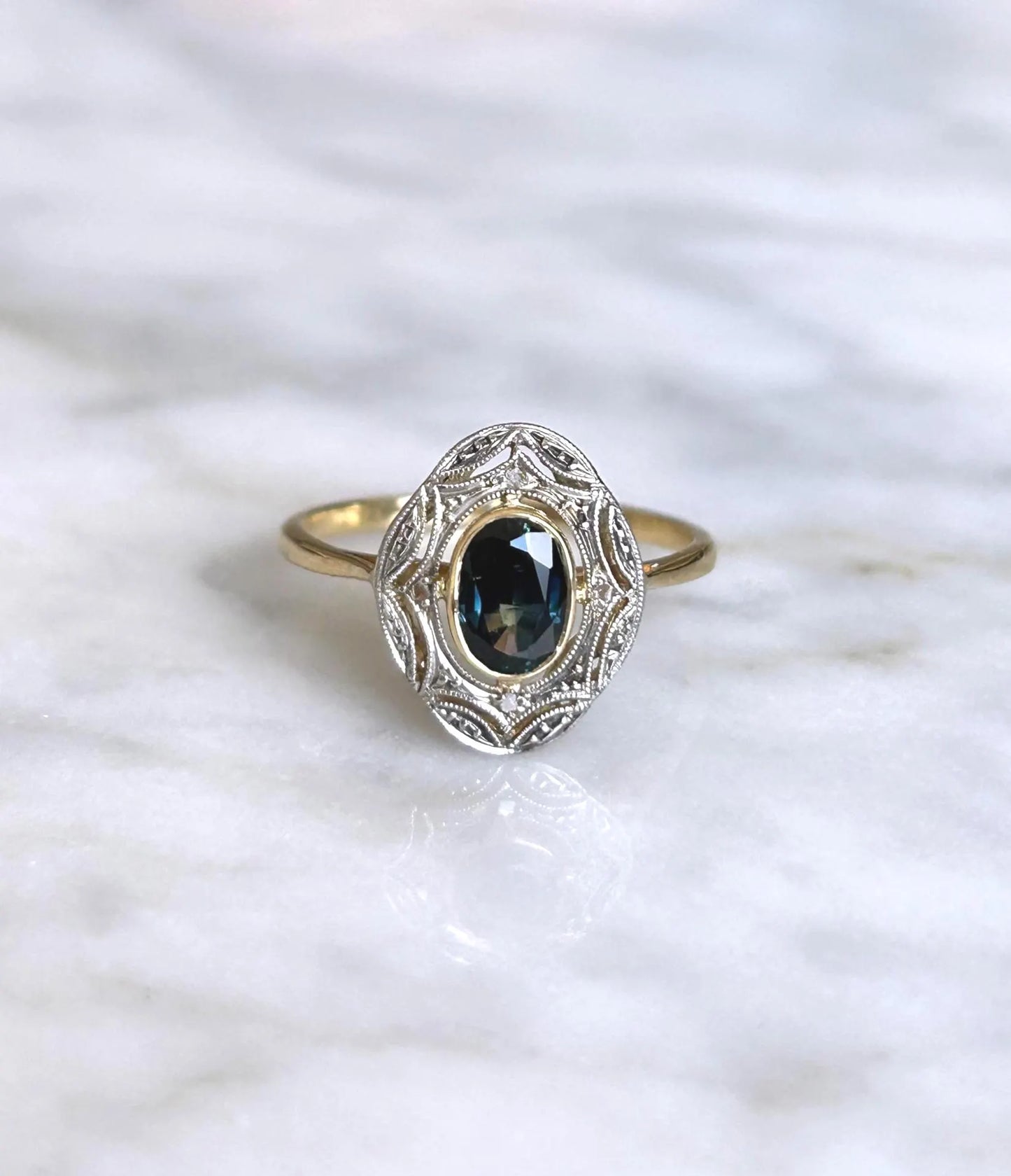 Bague ancienne or jaune et or gris 18k Art Déco saphir bleu vert, éclats de diamants,