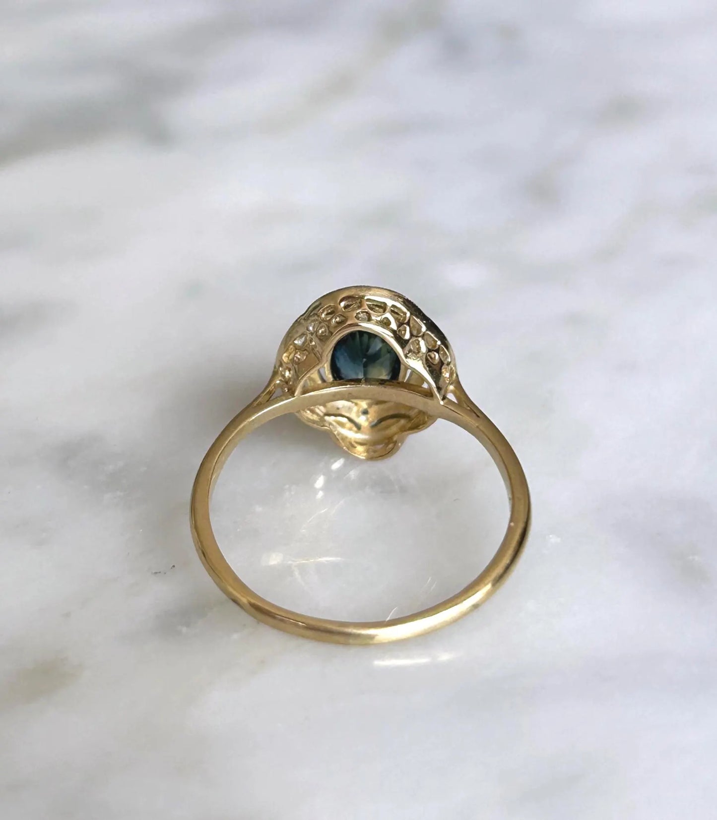 Bague ancienne or jaune et or gris 18k Art Déco saphir bleu vert, éclats de diamants,