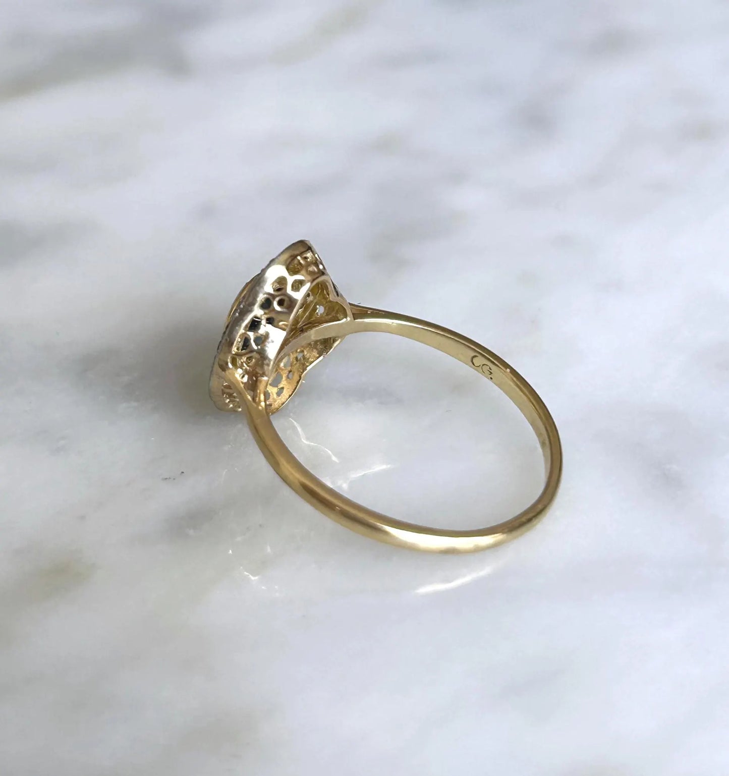 Bague ancienne or jaune et or gris 18k Art Déco saphir bleu vert, éclats de diamants,
