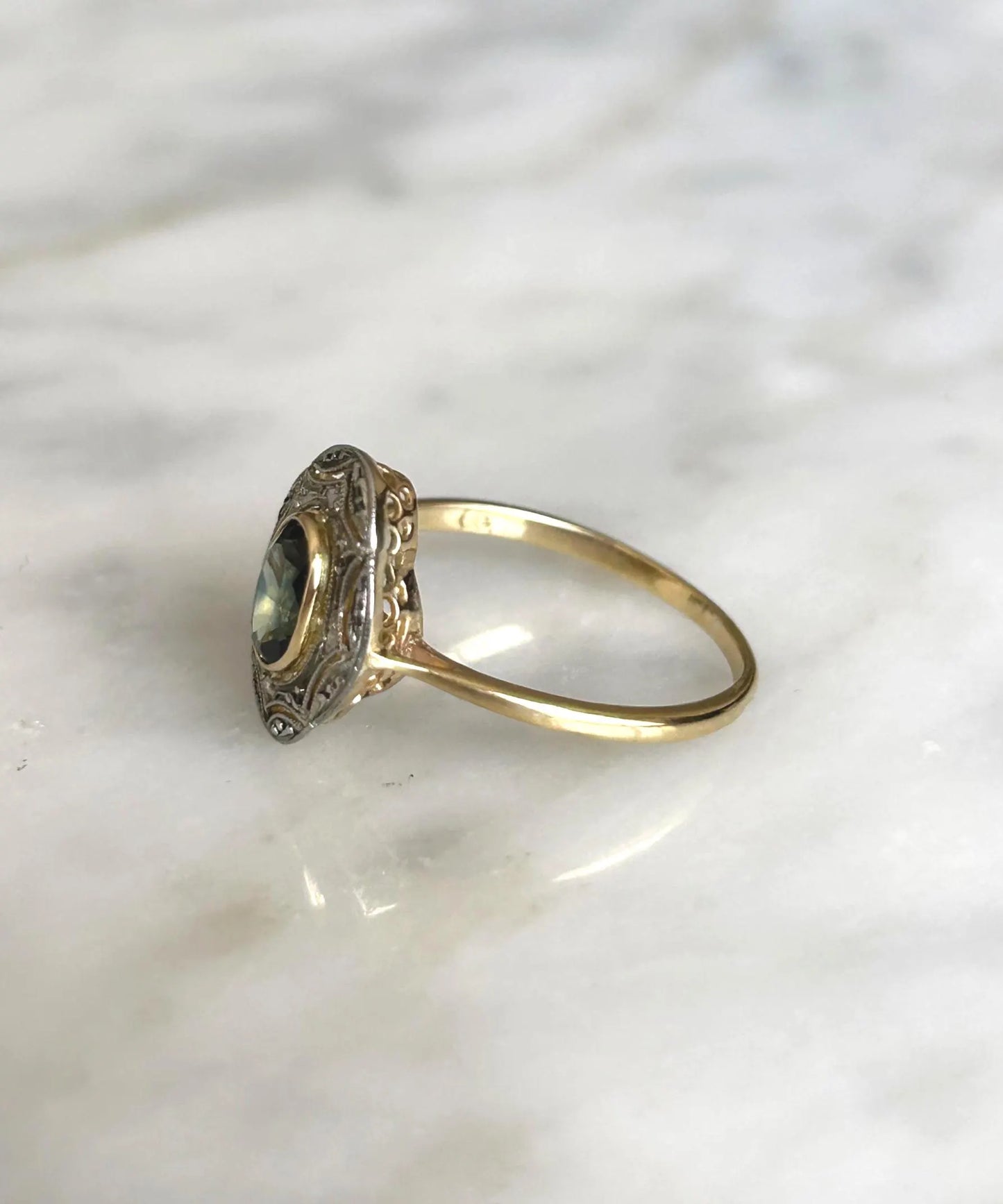 Bague ancienne or jaune et or gris 18k Art Déco saphir bleu vert, éclats de diamants,