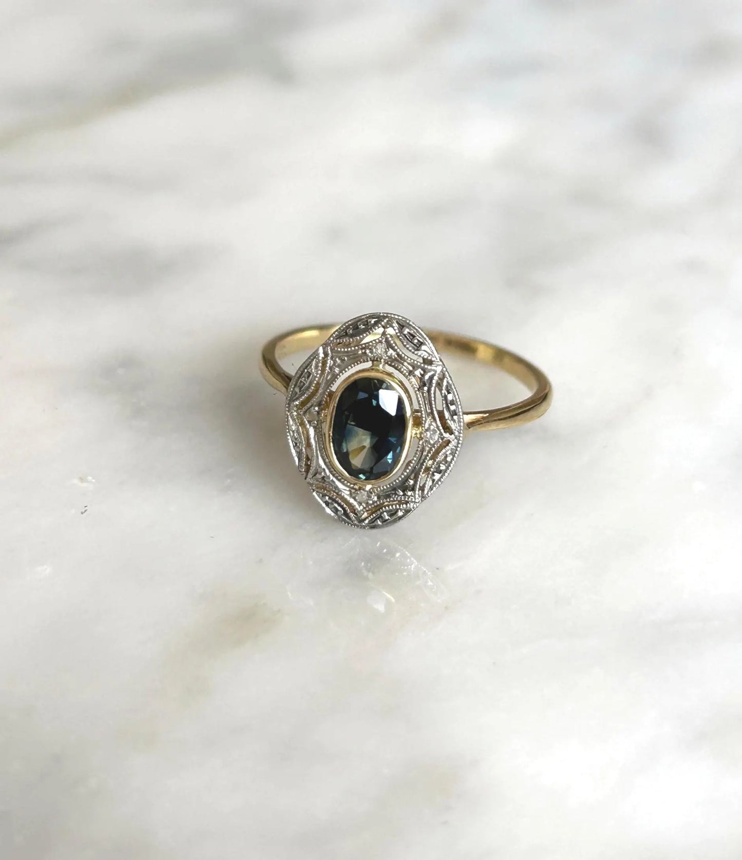 Bague ancienne or jaune et or gris 18k Art Déco saphir bleu vert, éclats de diamants,