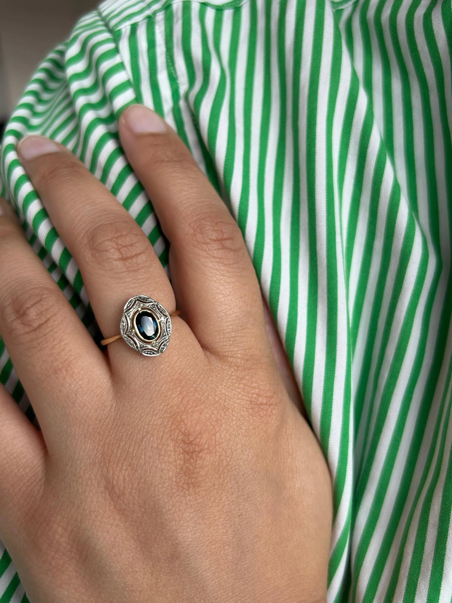 Bague ancienne or jaune et or gris 18k Art Déco saphir bleu vert, éclats de diamants,