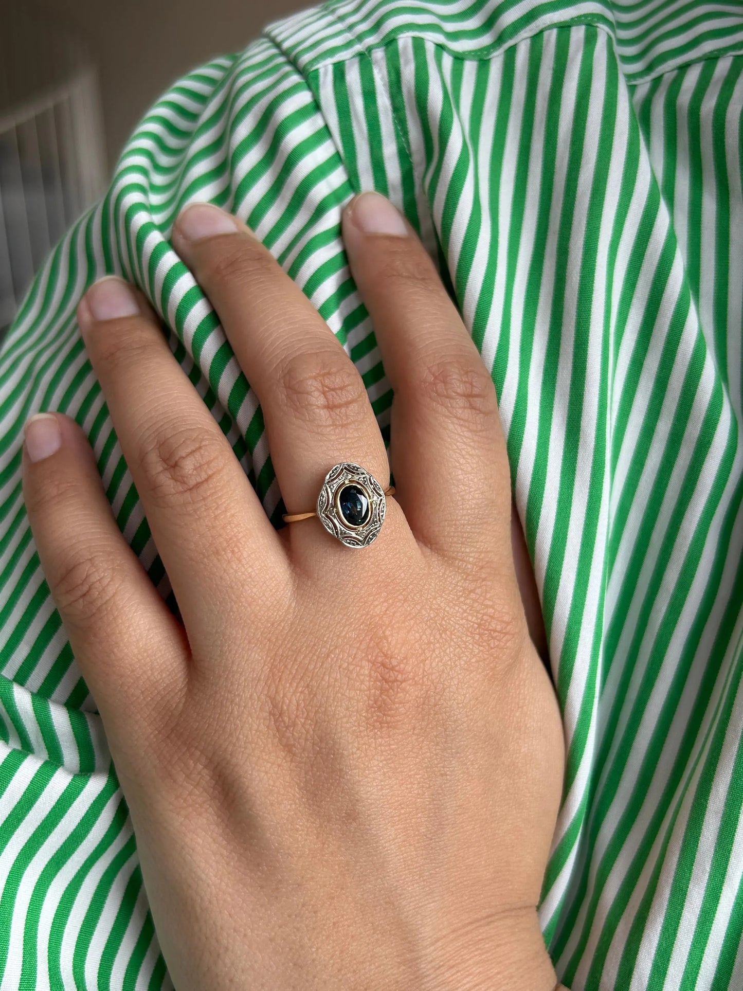 Bague ancienne or jaune et or gris 18k Art Déco saphir bleu vert, éclats de diamants,