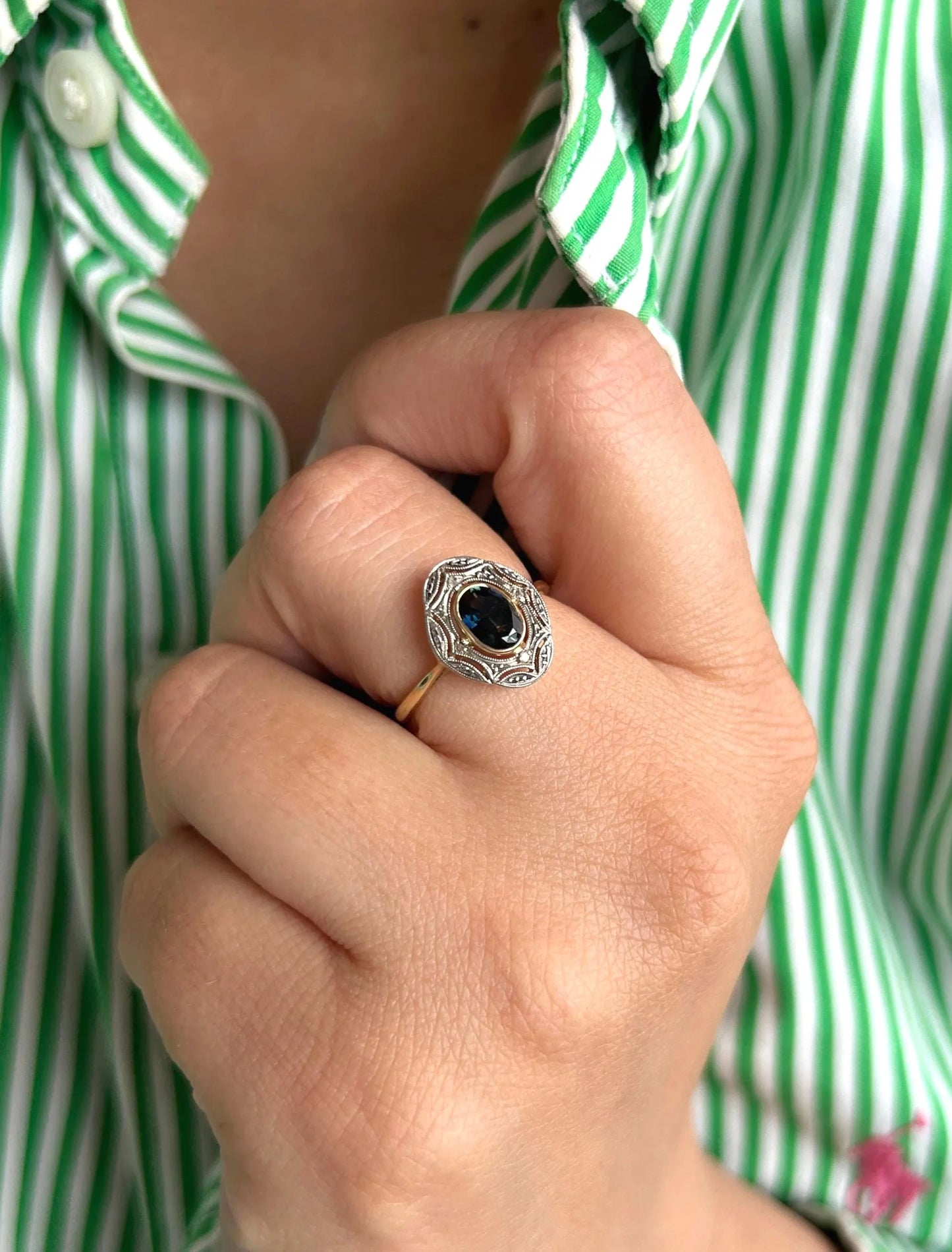 Bague ancienne or jaune et or gris 18k Art Déco saphir bleu vert, éclats de diamants,