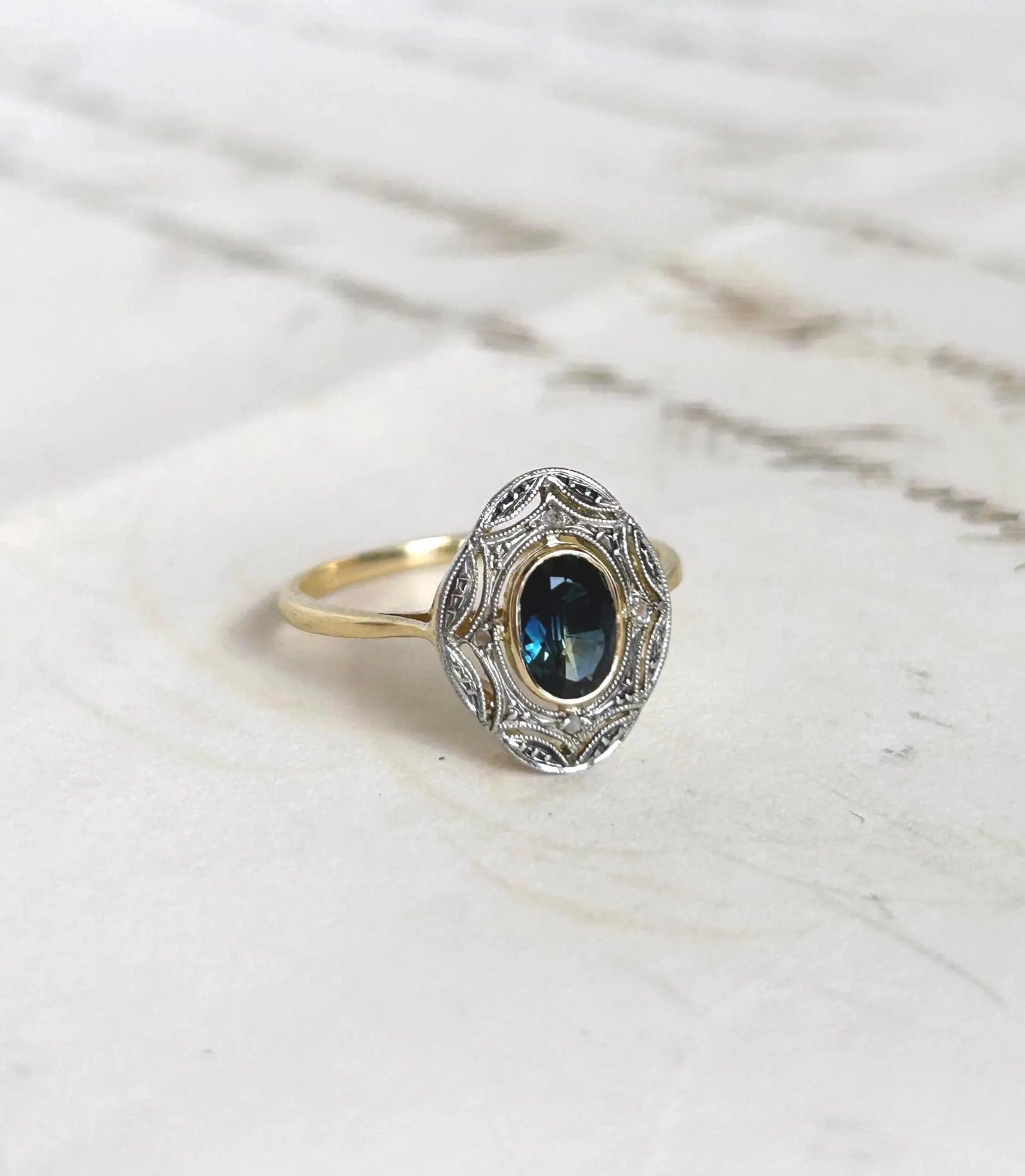 Bague ancienne or jaune et or gris 18k Art Déco saphir bleu vert, éclats de diamants,