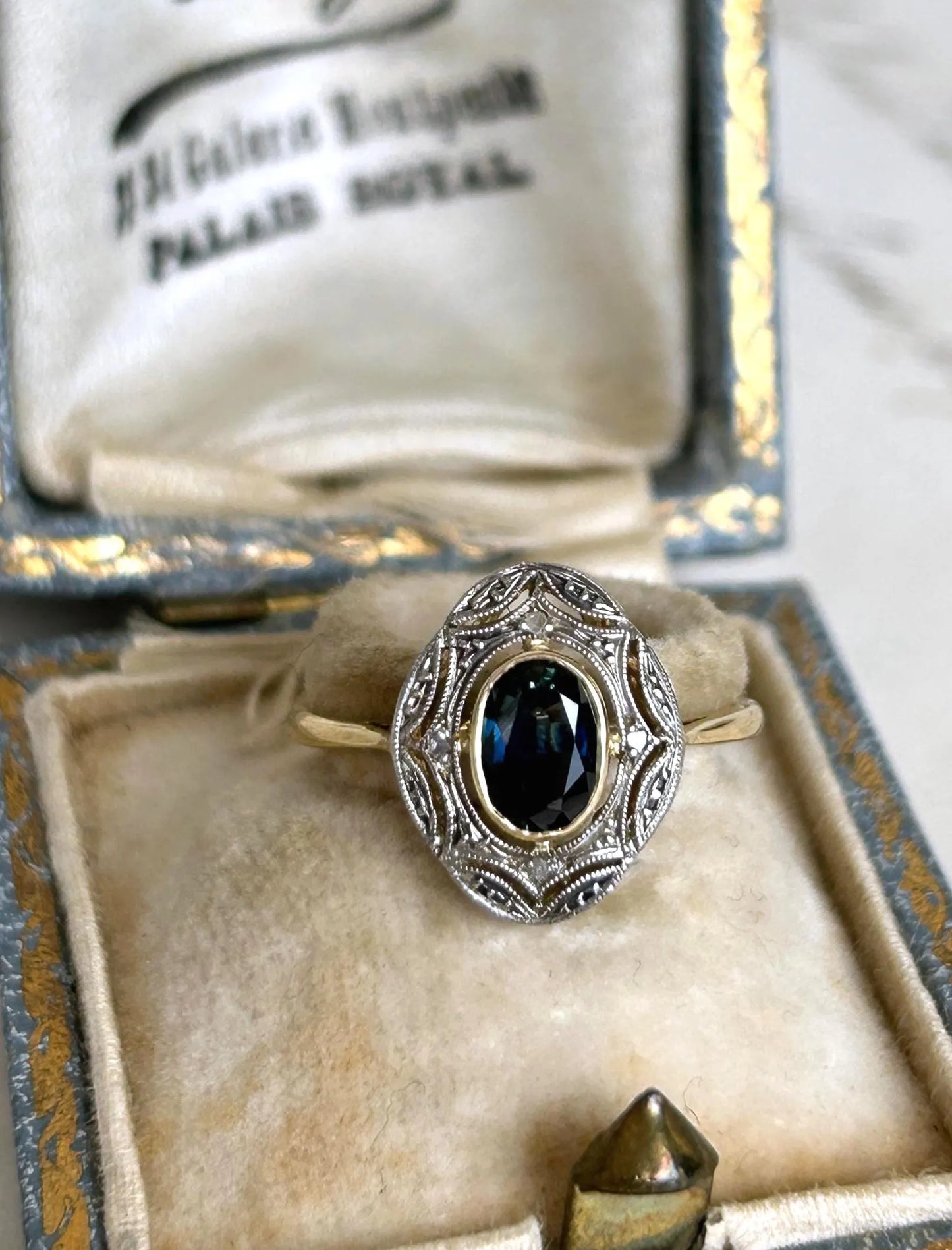 Bague ancienne or jaune et or gris 18k Art Déco saphir bleu vert, éclats de diamants,