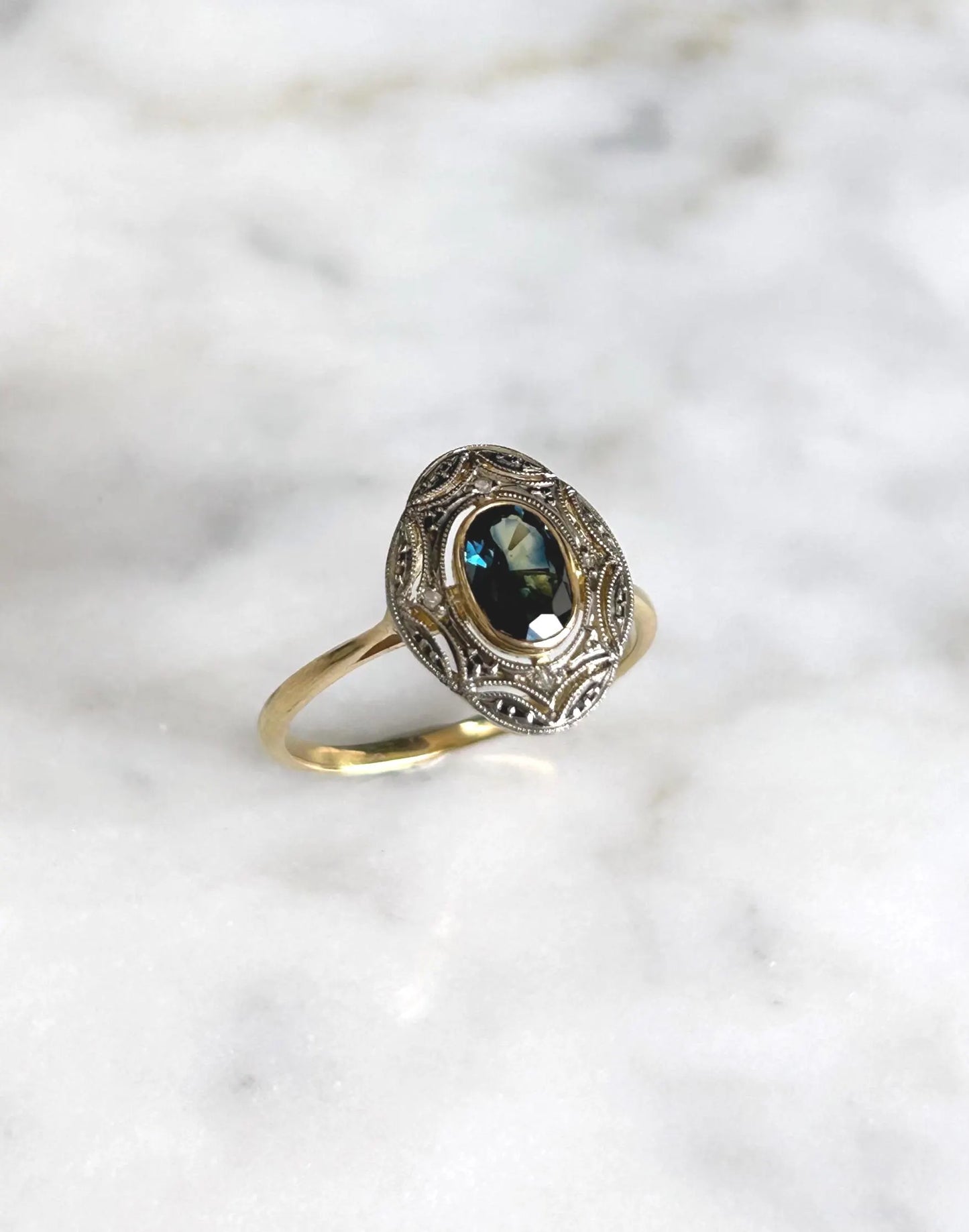 Bague ancienne or jaune et or gris 18k Art Déco saphir bleu vert, éclats de diamants,