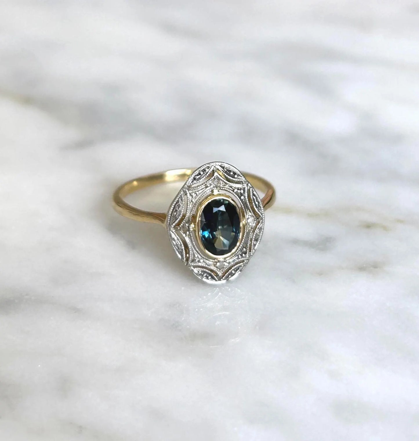 Bague ancienne or jaune et or gris 18k Art Déco saphir bleu vert, éclats de diamants,
