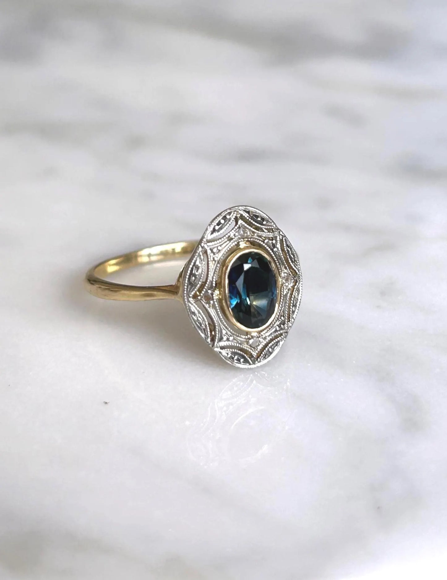 Bague ancienne or jaune et or gris 18k Art Déco saphir bleu vert, éclats de diamants,