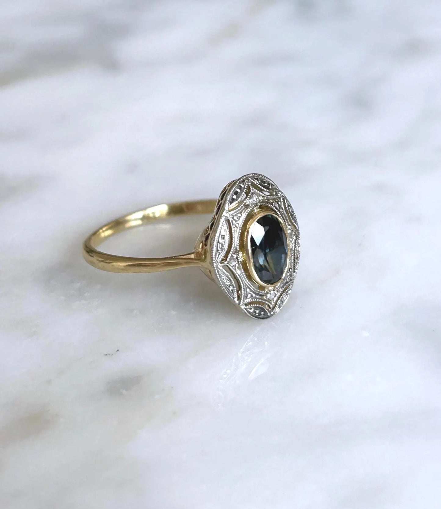 Bague ancienne or jaune et or gris 18k Art Déco saphir bleu vert, éclats de diamants,