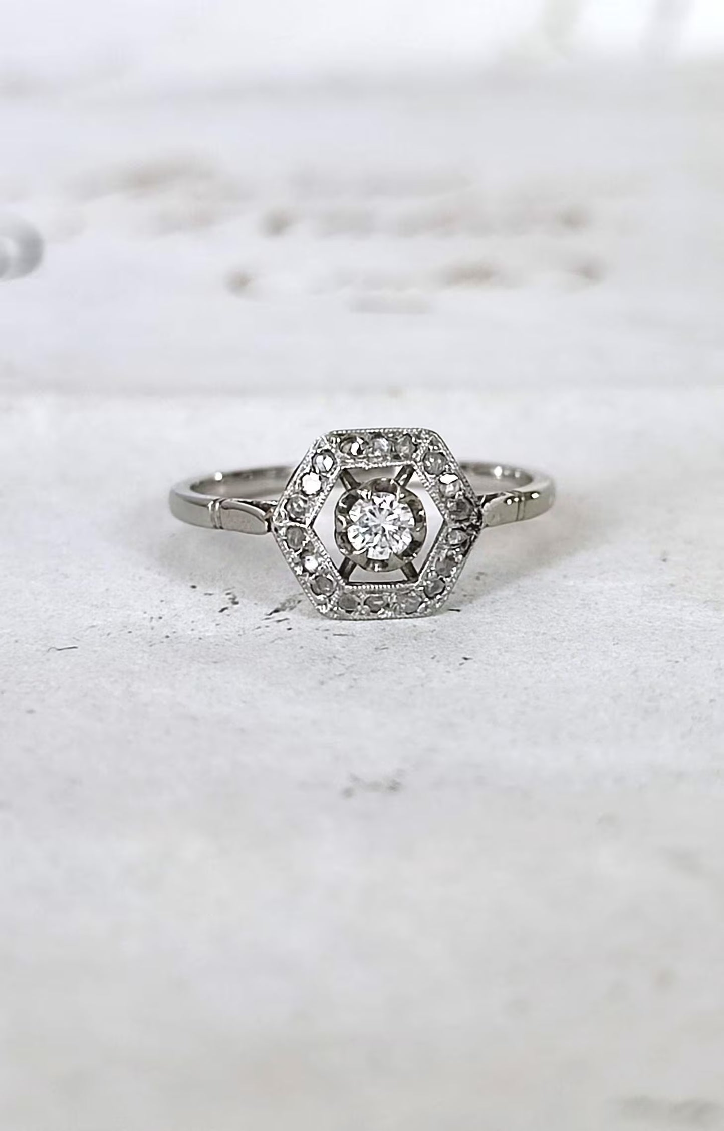 Bague Art Déco plateau hexagonal en or blanc 18k et diamant 0,11 ct, entourage diamants - bague de fiançailles ancienne