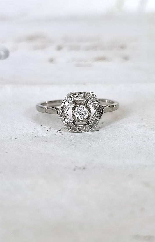Bague Art Déco plateau hexagonal en or blanc 18k et diamant 0,11 ct, entourage diamants - bague de fiançailles ancienne