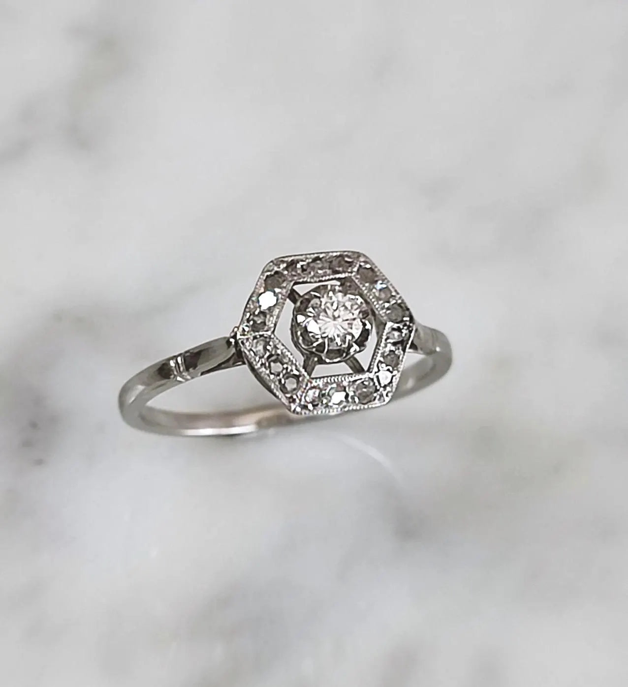 Bague Art Déco plateau hexagonal en or blanc 18k et diamant 0,11 ct, entourage diamants - bague de fiançailles ancienne
