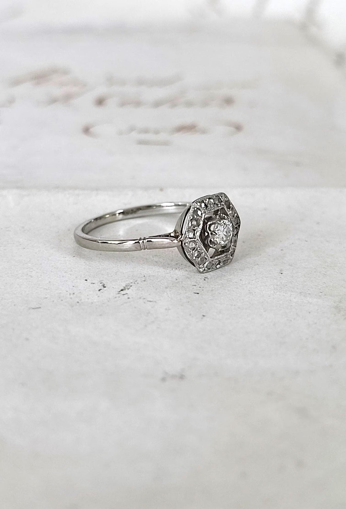Bague Art Déco plateau hexagonal en or blanc 18k et diamant 0,11 ct, entourage diamants - bague de fiançailles ancienne
