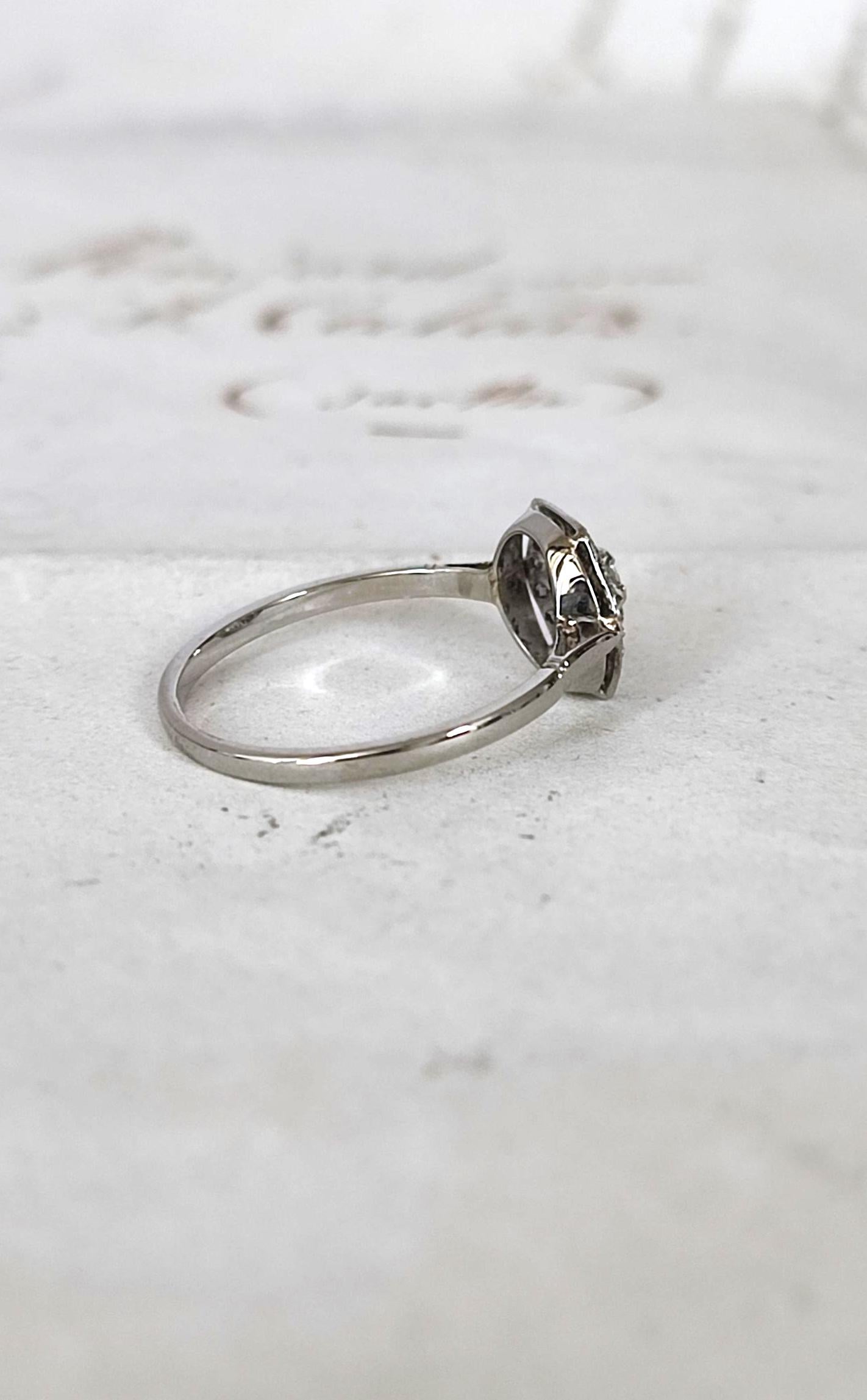 Bague Art Déco plateau hexagonal en or blanc 18k et diamant 0,11 ct, entourage diamants - bague de fiançailles ancienne