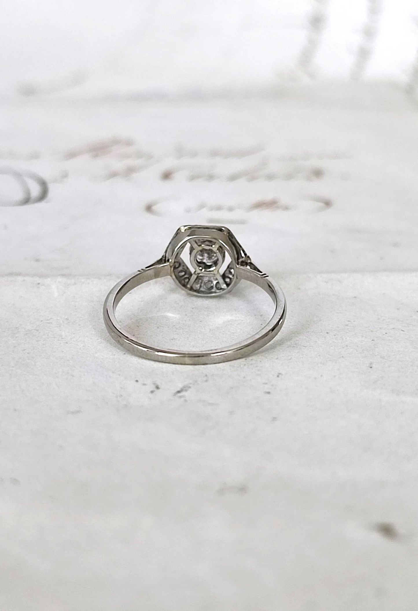 Bague Art Déco plateau hexagonal en or blanc 18k et diamant 0,11 ct, entourage diamants - bague de fiançailles ancienne