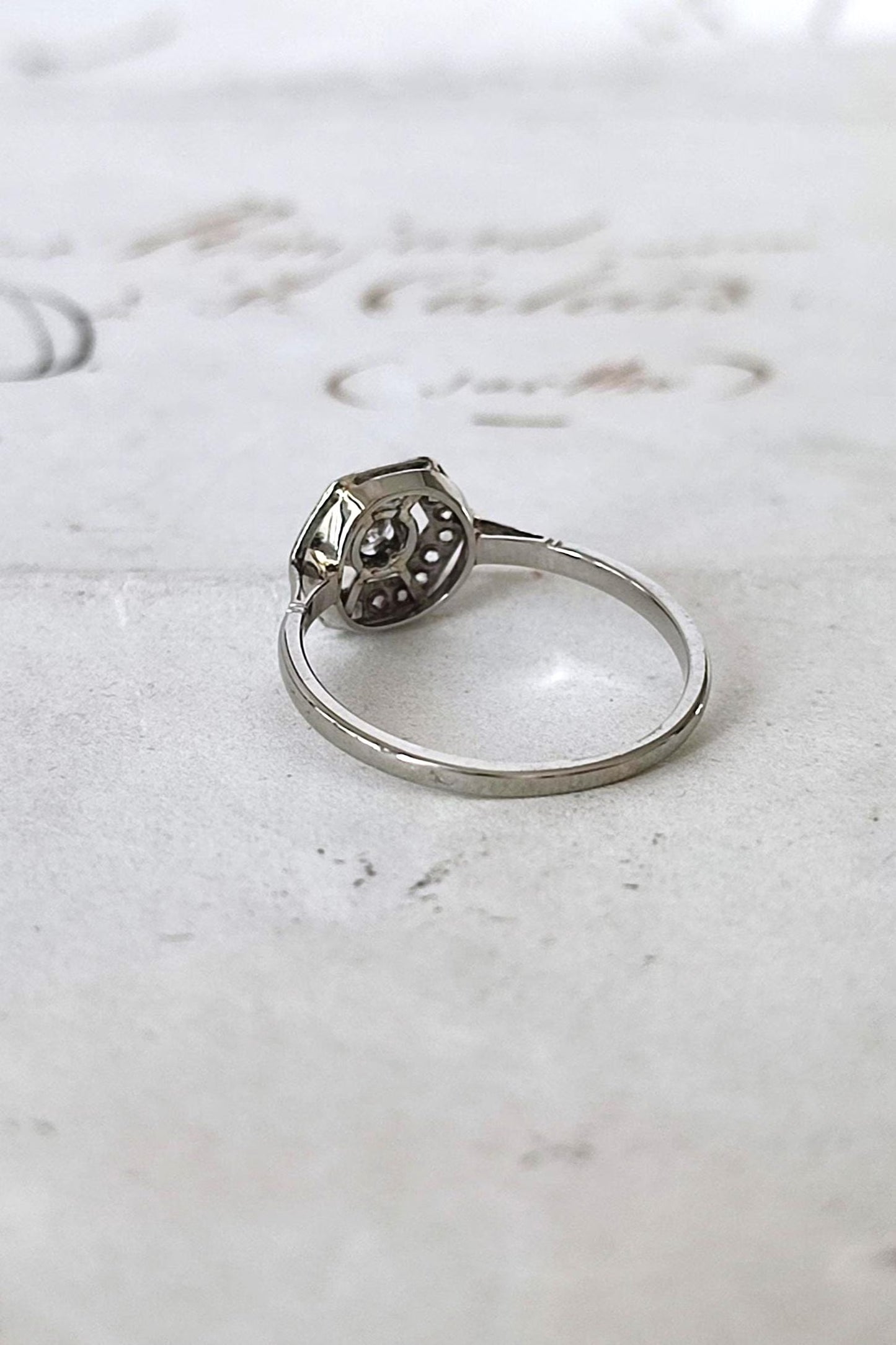 Bague Art Déco plateau hexagonal en or blanc 18k et diamant 0,11 ct, entourage diamants - bague de fiançailles ancienne