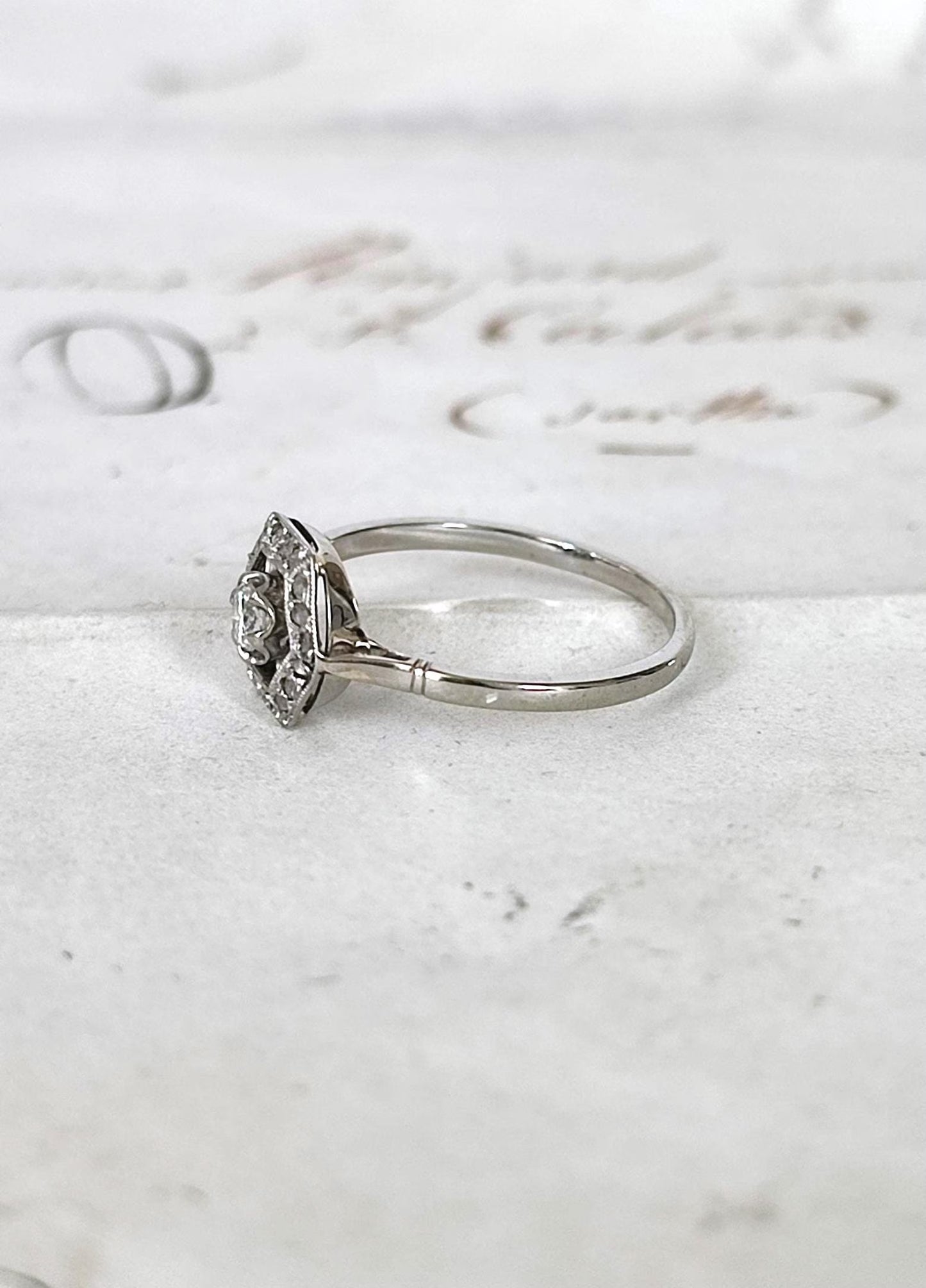 Bague Art Déco plateau hexagonal en or blanc 18k et diamant 0,11 ct, entourage diamants - bague de fiançailles ancienne
