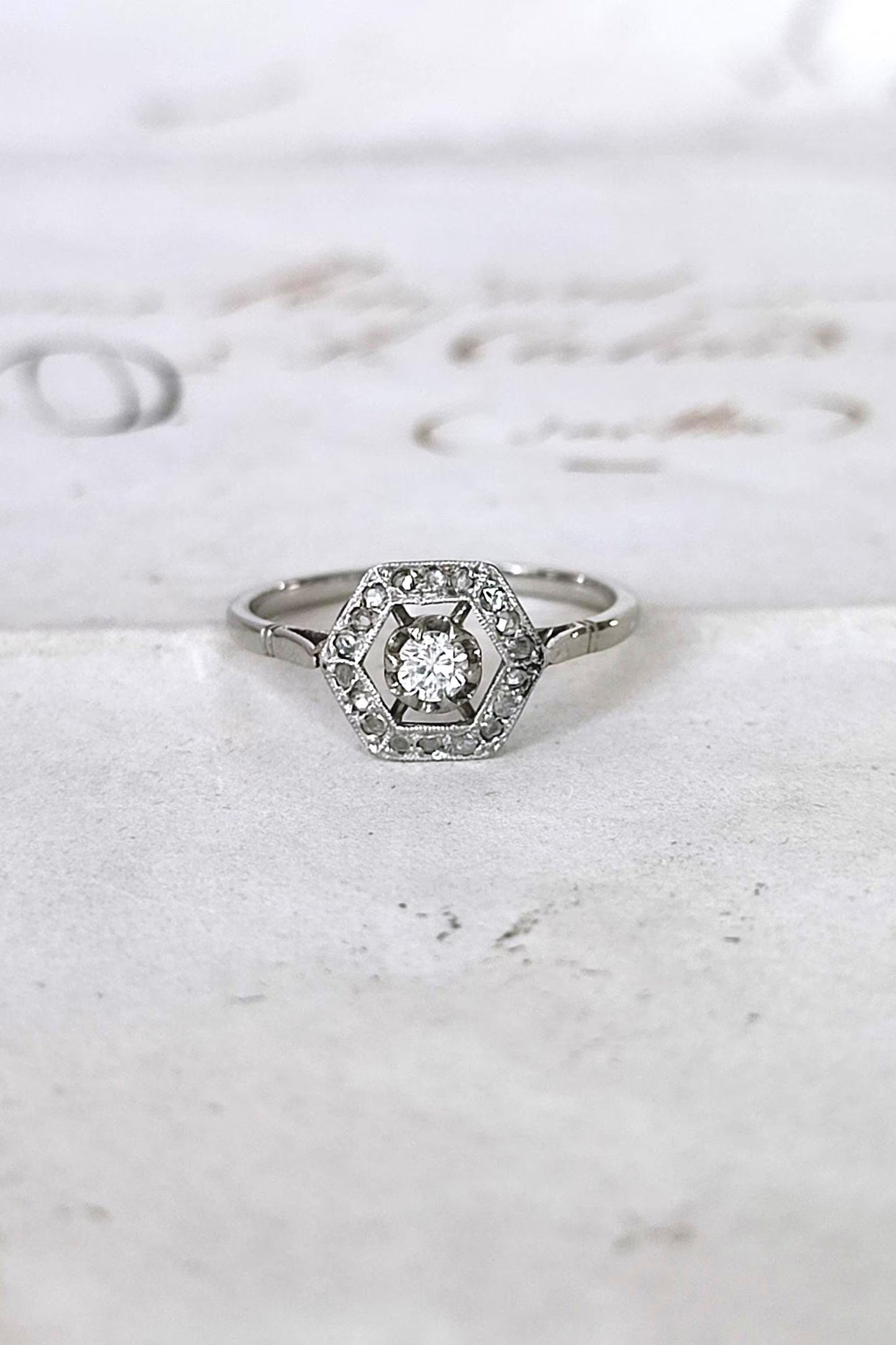 Bague Art Déco plateau hexagonal en or blanc 18k et diamant 0,11 ct, entourage diamants - bague de fiançailles ancienne
