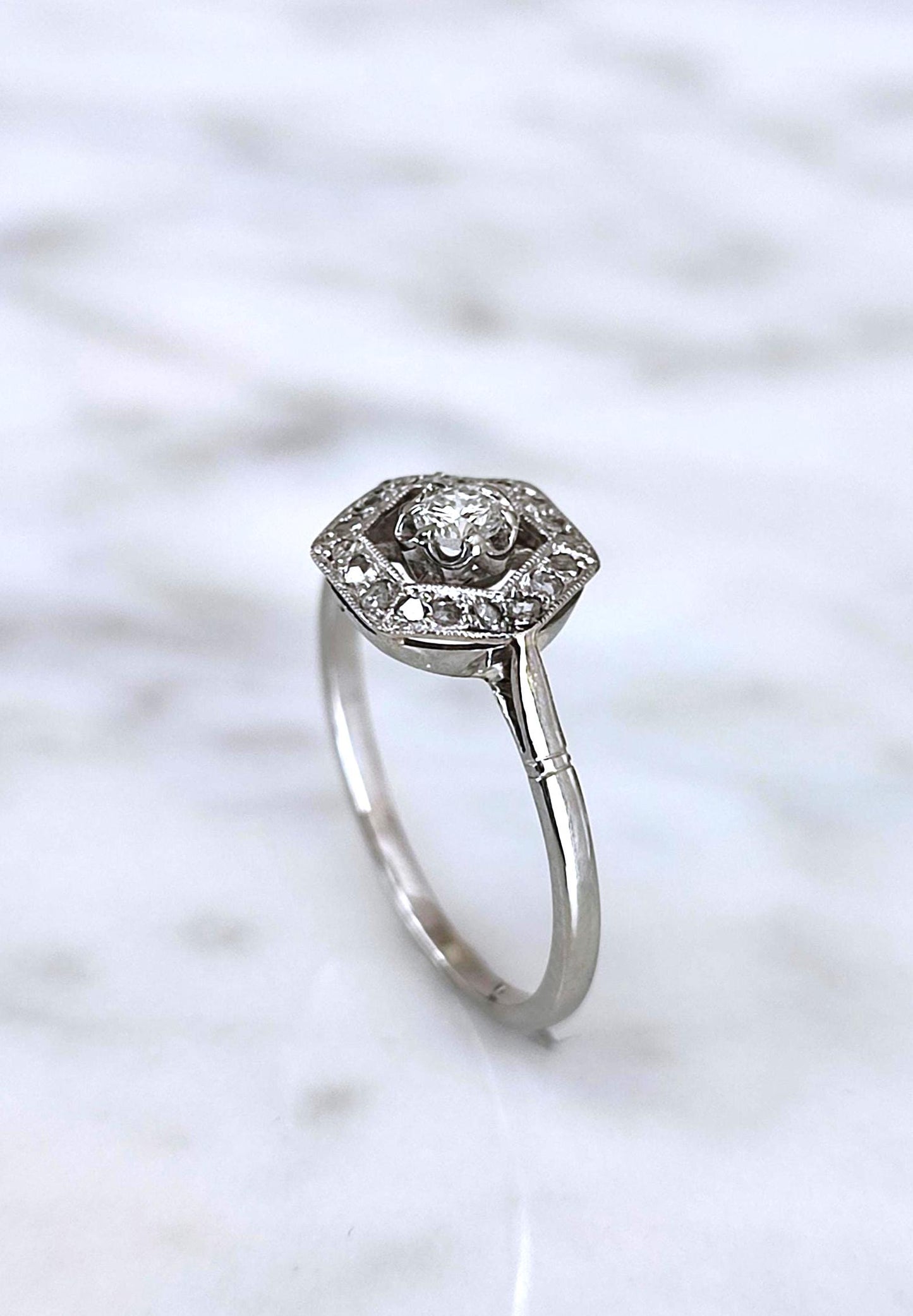 Bague Art Déco plateau hexagonal en or blanc 18k et diamant 0,11 ct, entourage diamants - bague de fiançailles ancienne