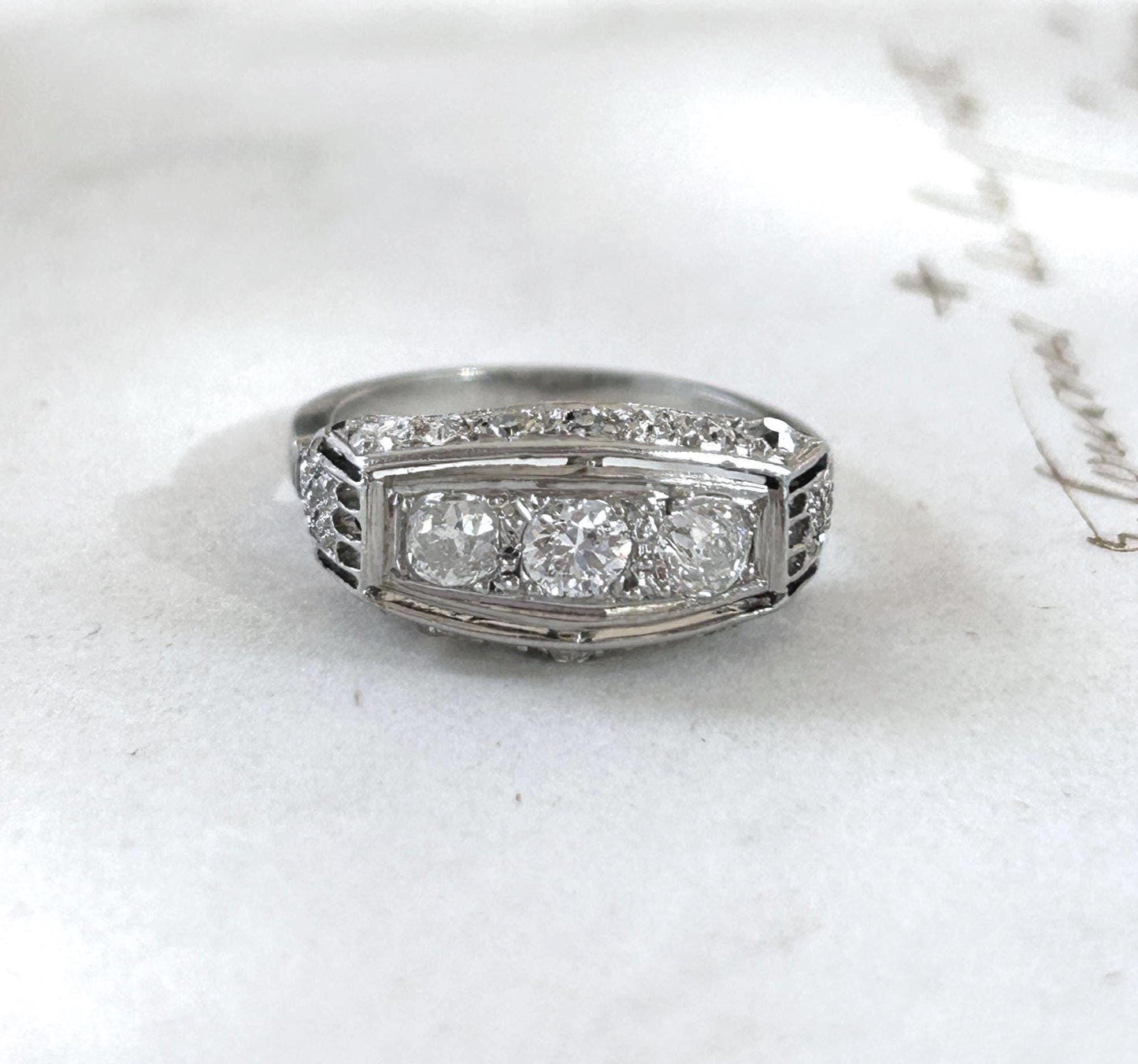 Bague ancienne jarretière Art Déco diamants et platine