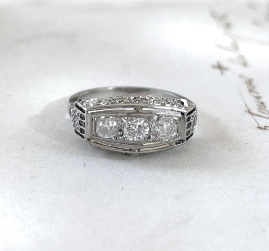 Bague ancienne jarretière Art Déco diamants et platine