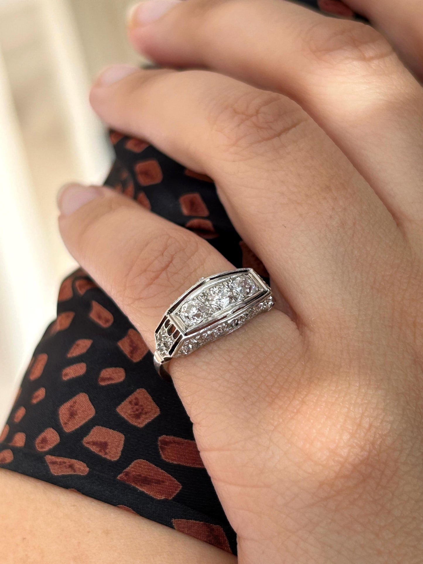Bague ancienne jarretière Art Déco diamants et platine