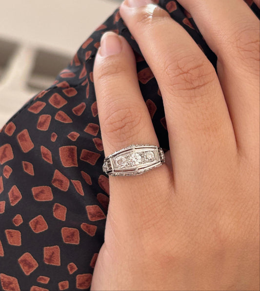 Bague ancienne jarretière Art Déco diamants et platine
