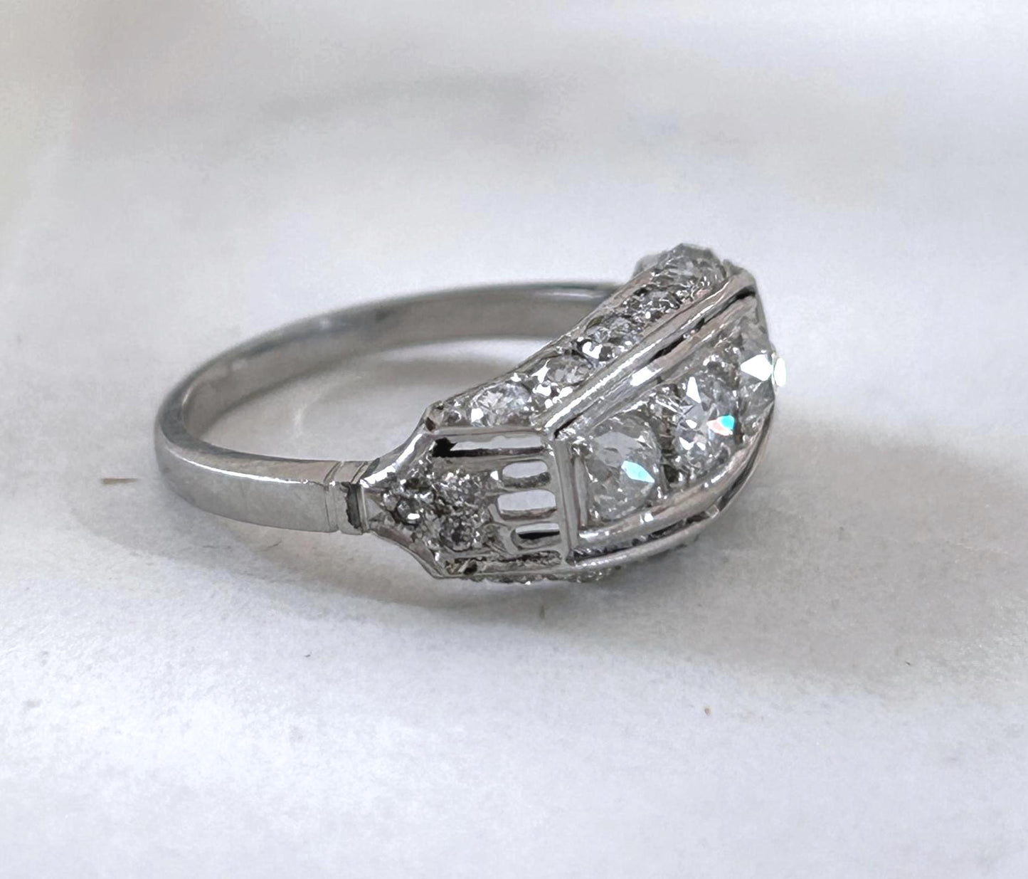 Bague ancienne jarretière Art Déco diamants et platine