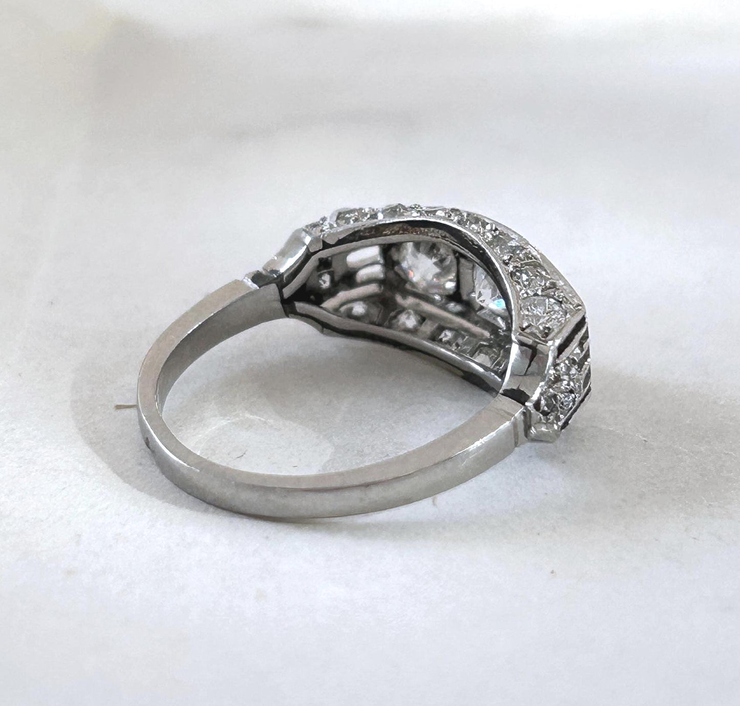 Bague ancienne jarretière Art Déco diamants et platine