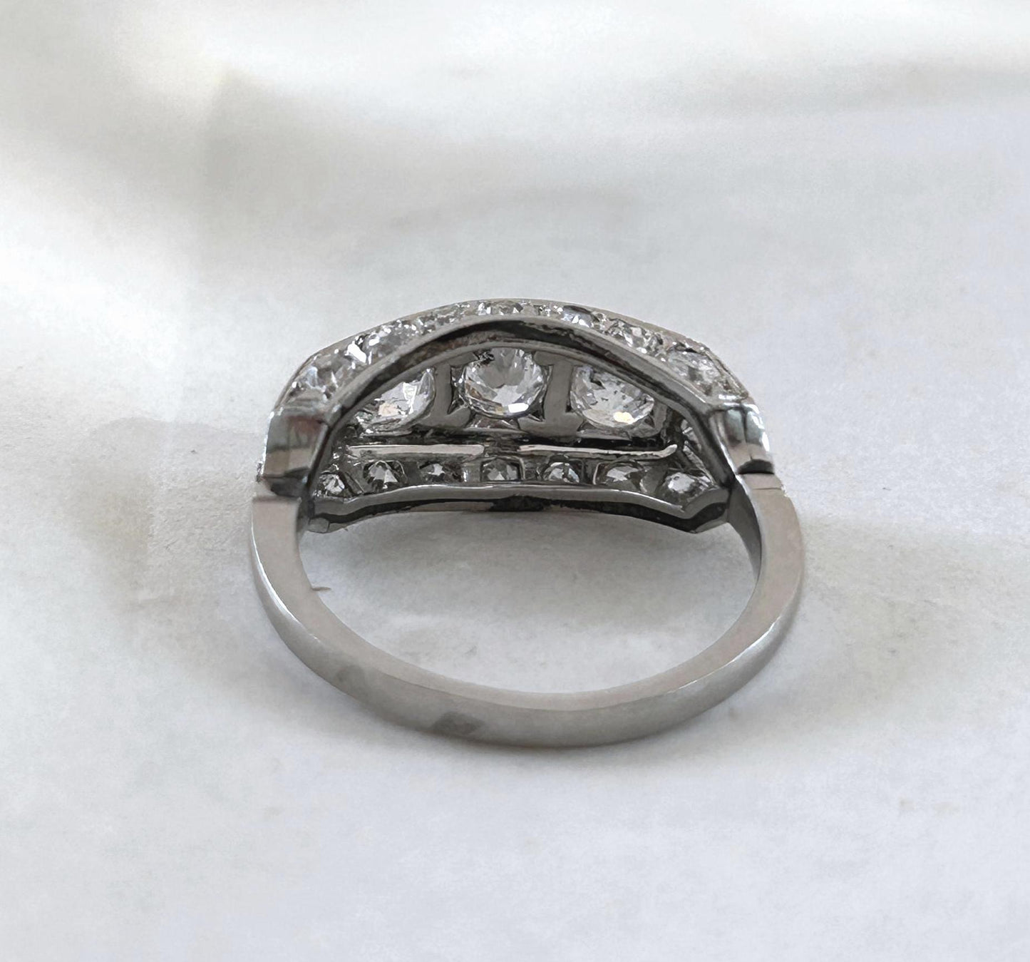 Bague ancienne jarretière Art Déco diamants et platine