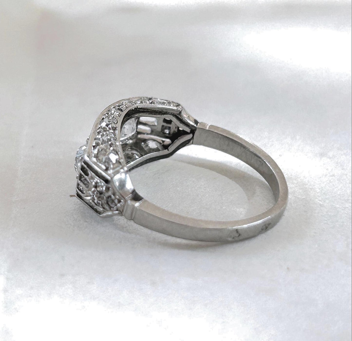 Bague ancienne jarretière Art Déco diamants et platine