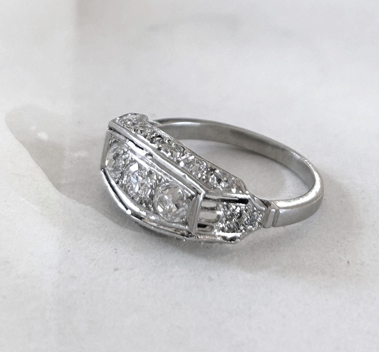 Bague ancienne jarretière Art Déco diamants et platine
