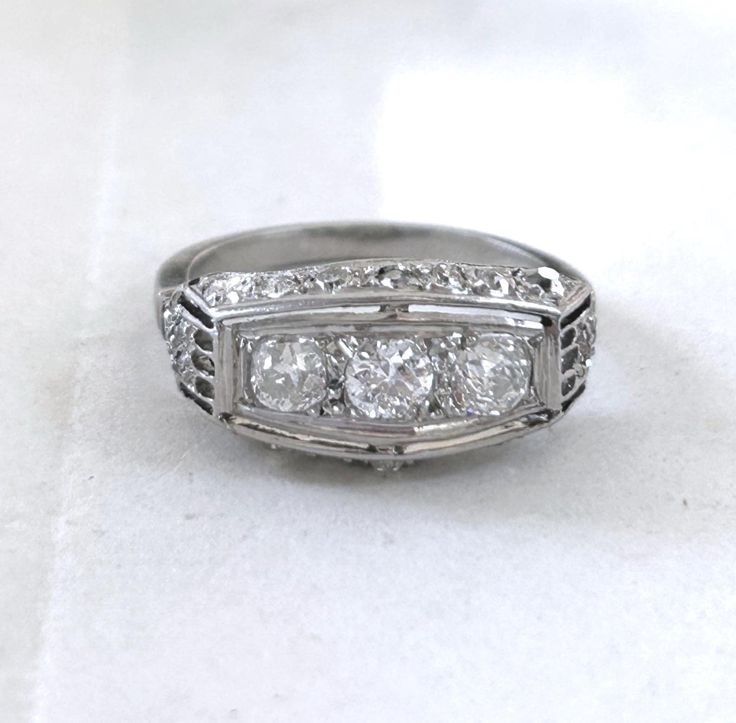 Bague ancienne jarretière Art Déco diamants et platine
