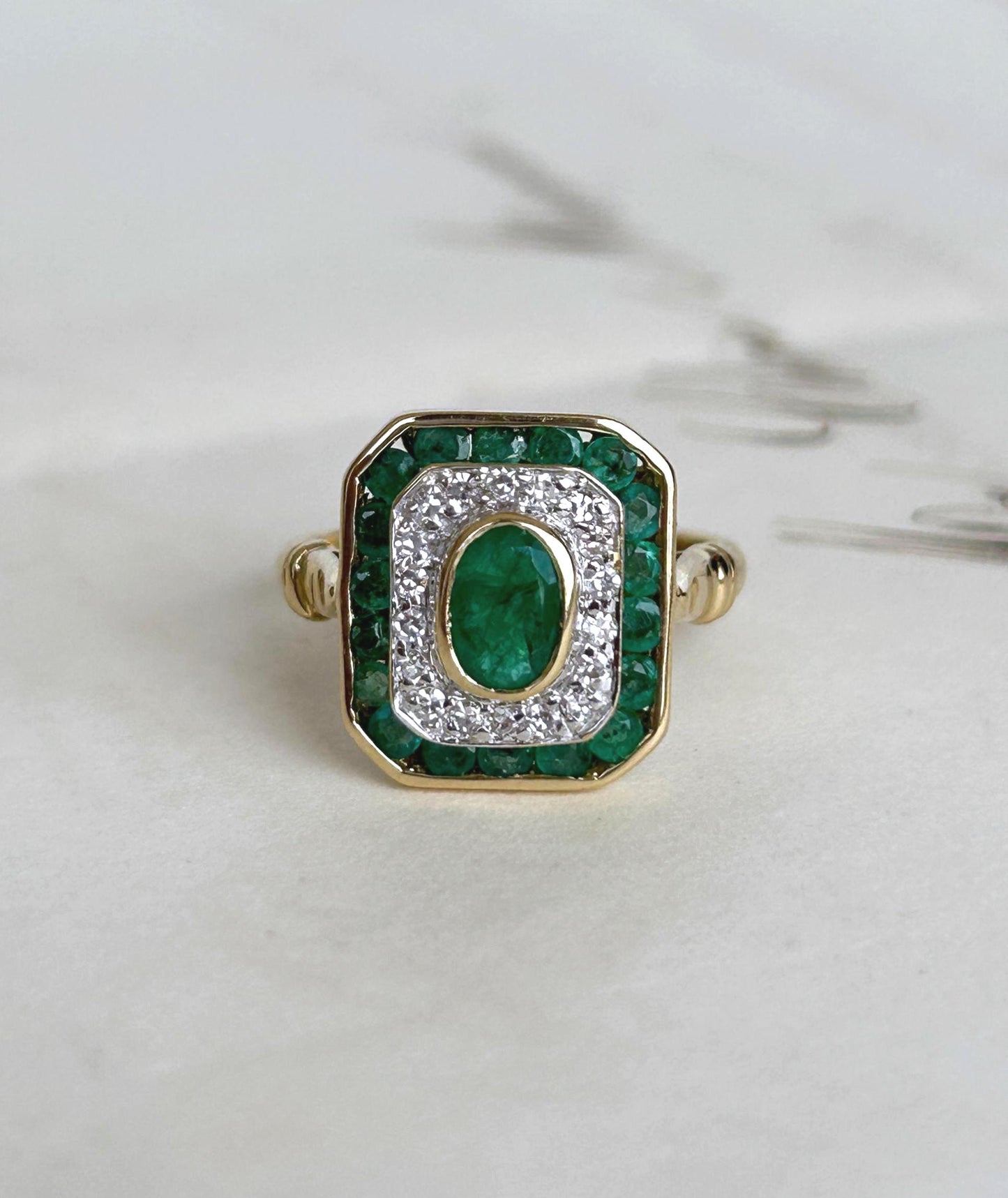Bague ancienne style Art déco entourage octogonale émeraudes et diamants en or 18k
