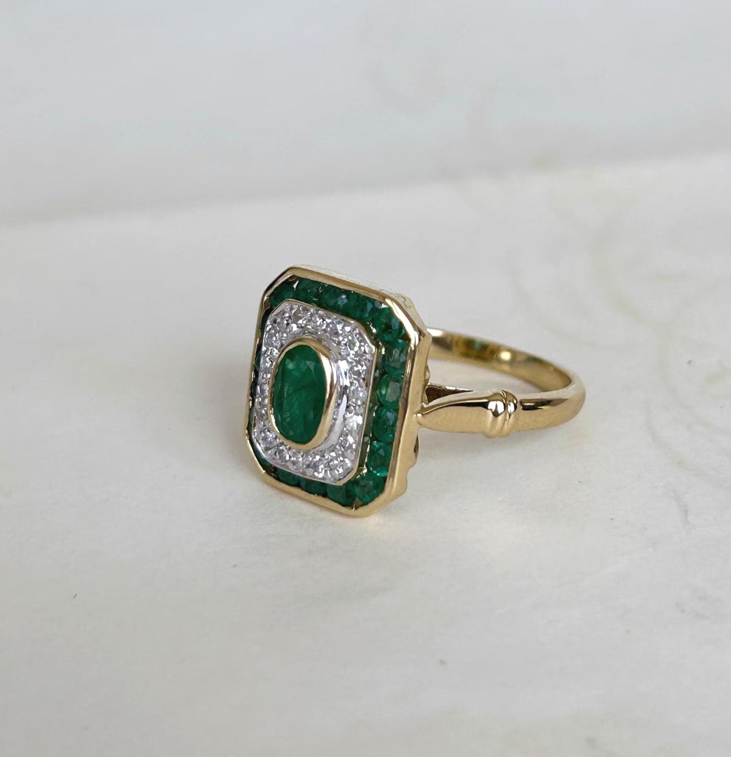 Bague ancienne style Art déco entourage octogonale émeraudes et diamants en or 18k