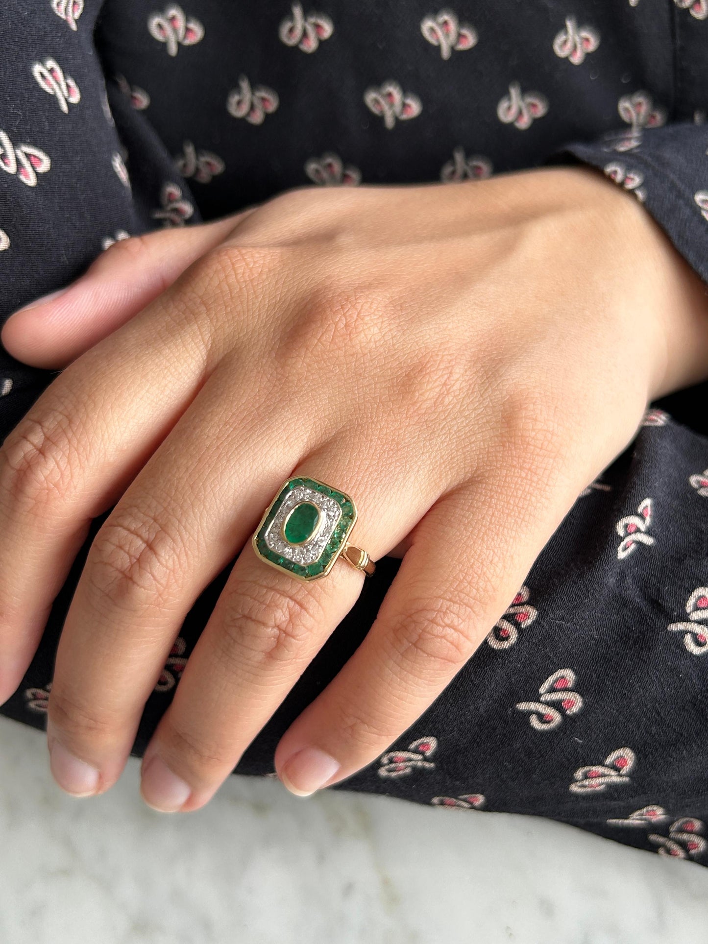 Bague ancienne style Art déco entourage octogonale émeraudes et diamants en or 18k