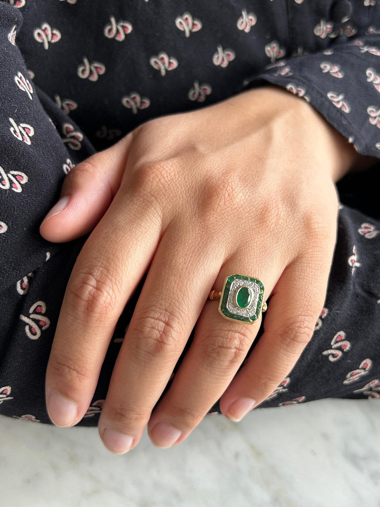 Bague ancienne style Art déco entourage octogonale émeraudes et diamants en or 18k
