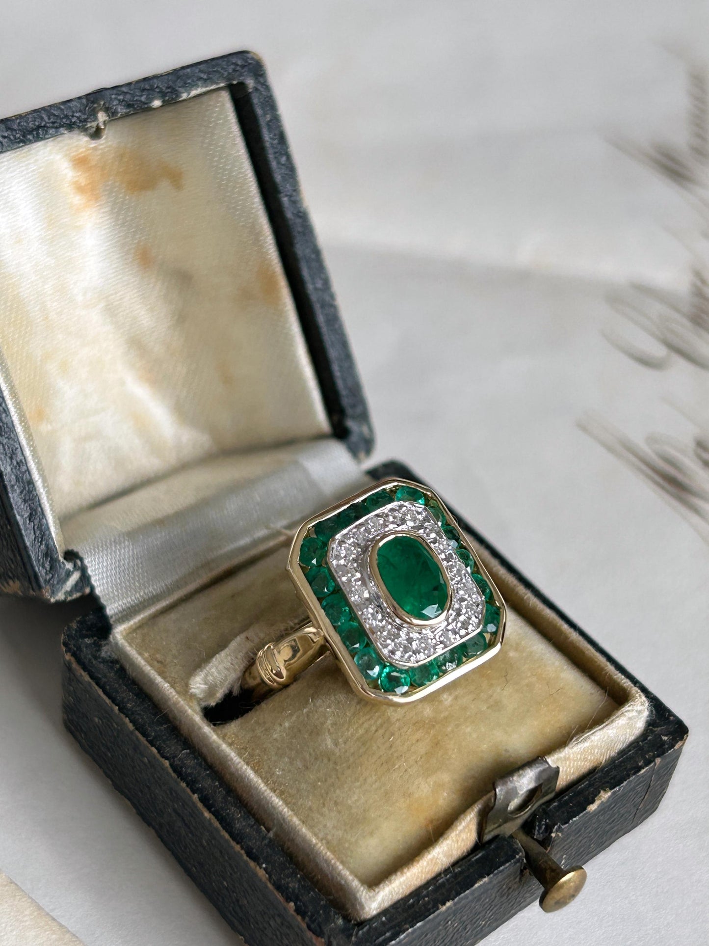 Bague ancienne style Art déco entourage octogonale émeraudes et diamants en or 18k