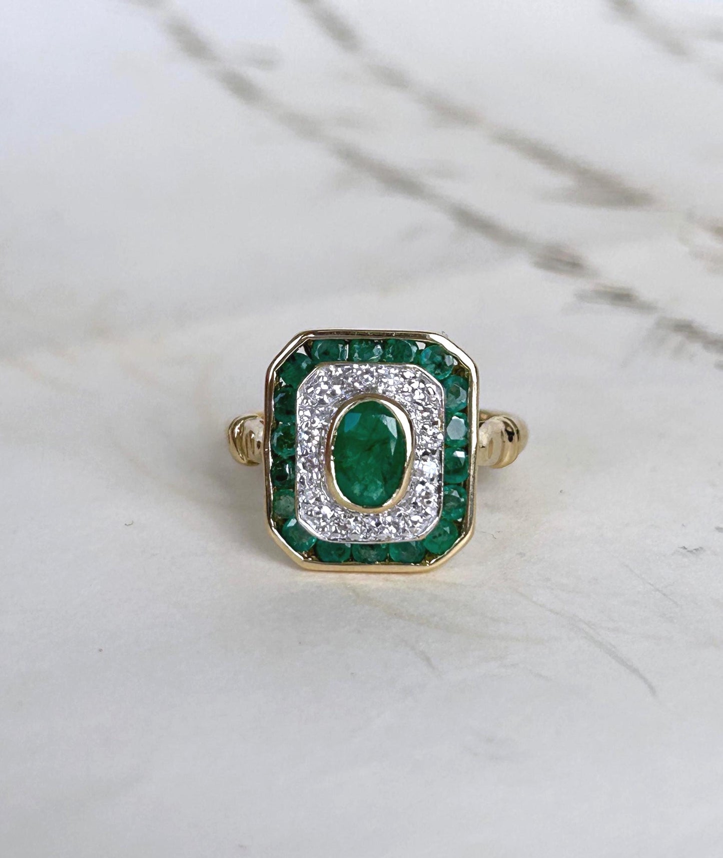 Bague ancienne style Art déco entourage octogonale émeraudes et diamants en or 18k