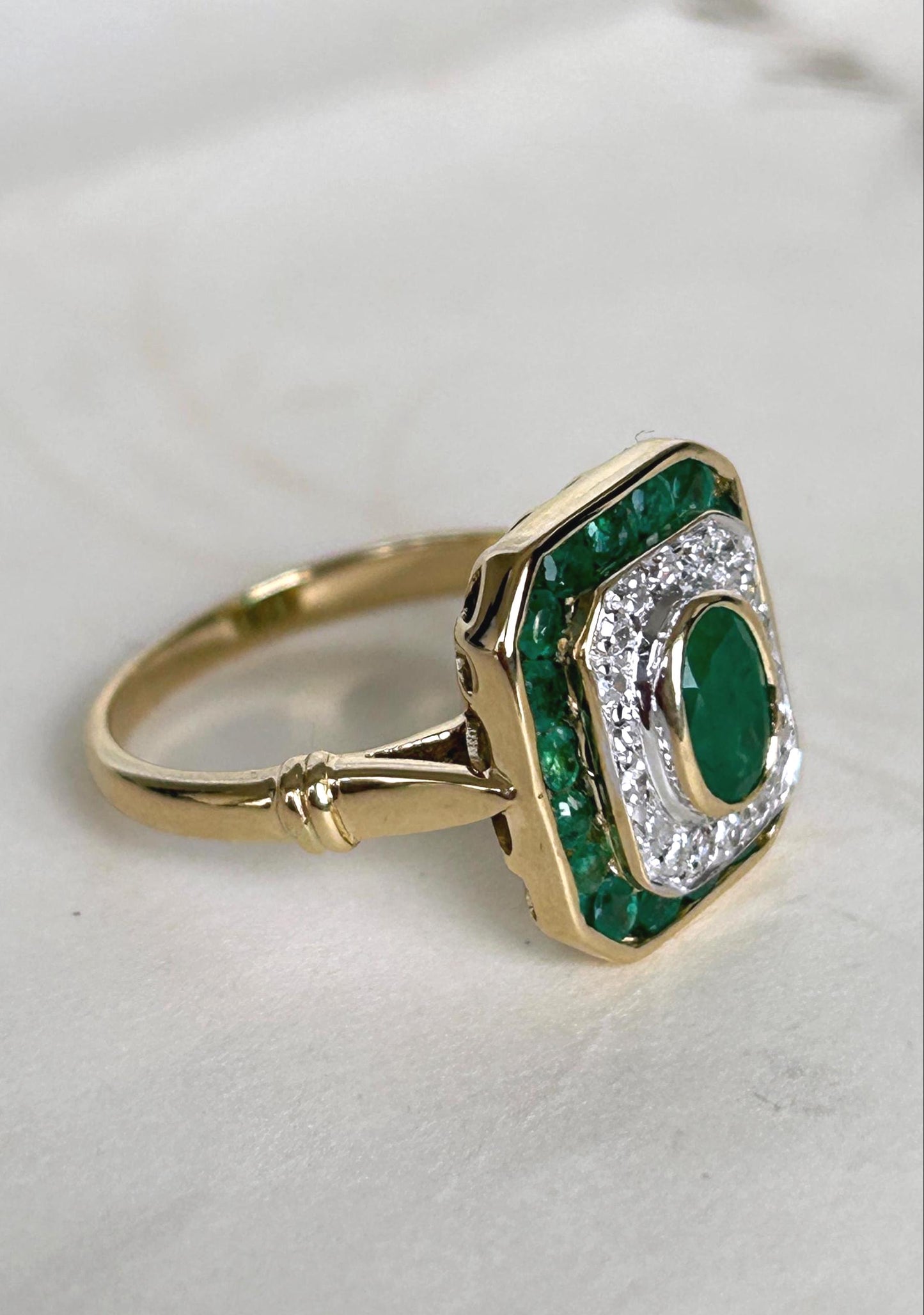 Bague ancienne style Art déco entourage octogonale émeraudes et diamants en or 18k