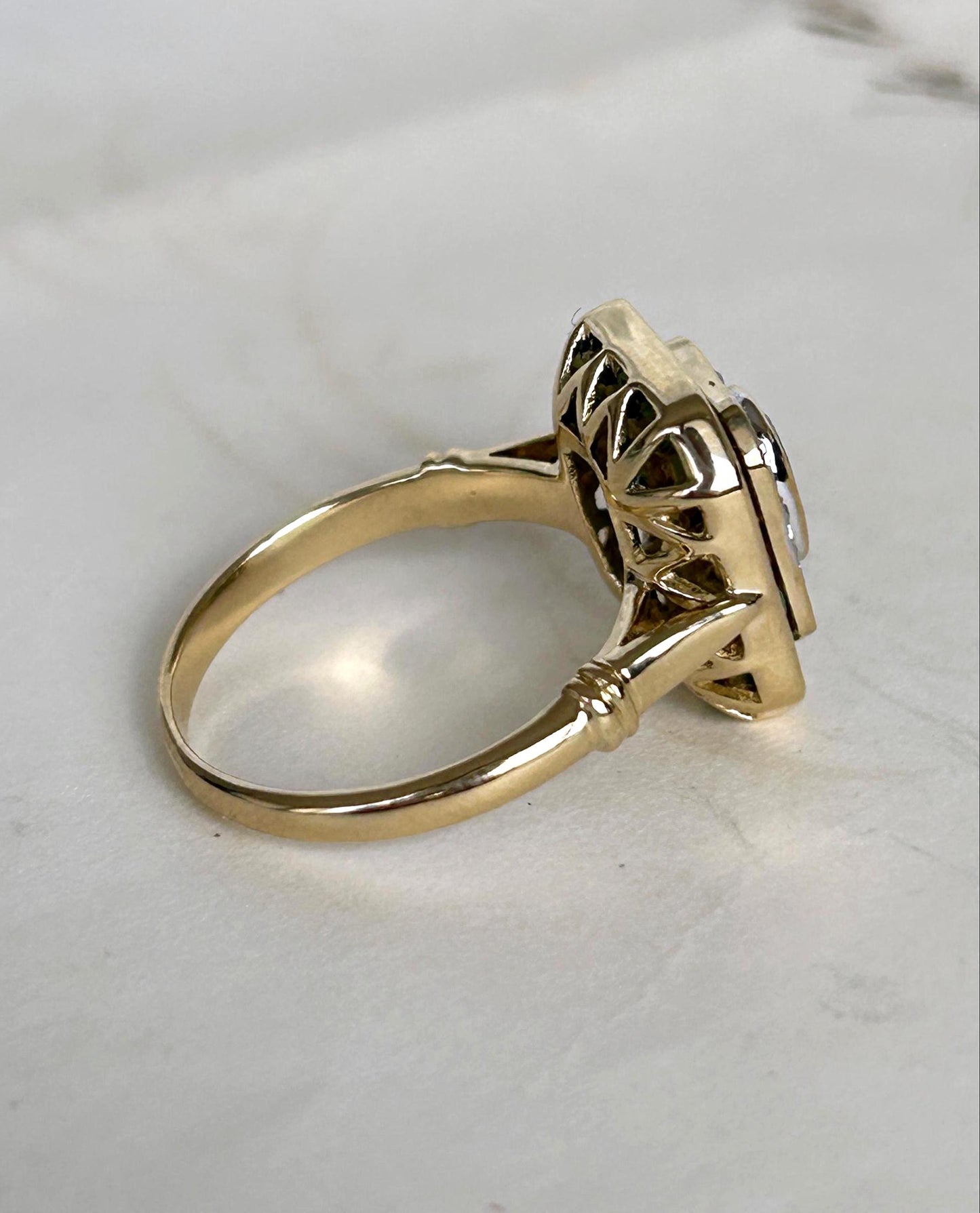 Bague ancienne style Art déco entourage octogonale émeraudes et diamants en or 18k