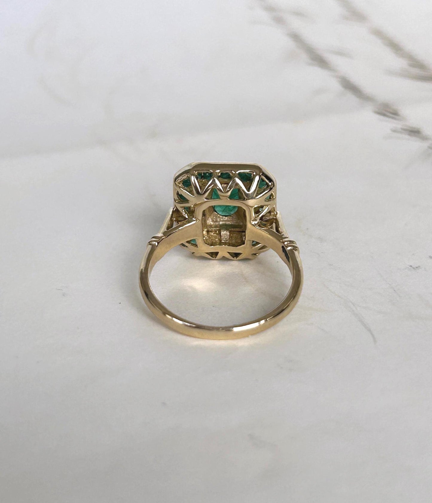 Bague ancienne style Art déco entourage octogonale émeraudes et diamants en or 18k
