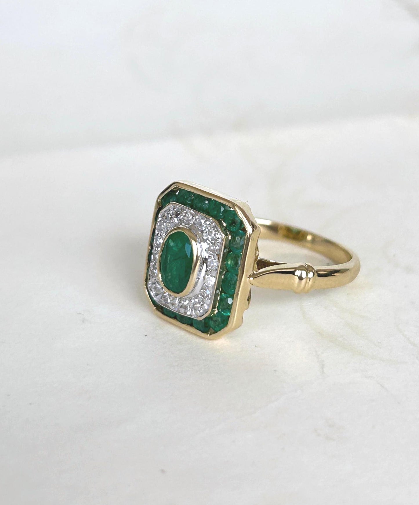 Bague ancienne style Art déco entourage octogonale émeraudes et diamants en or 18k