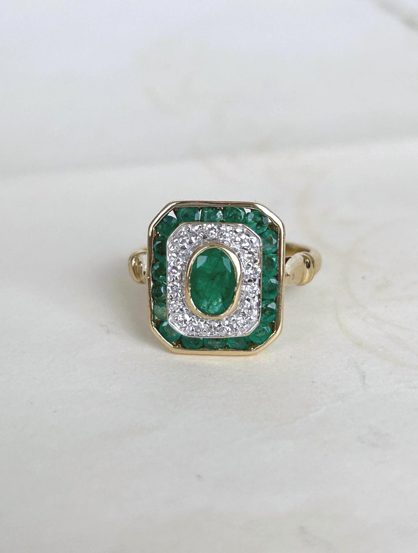 Bague ancienne style Art déco entourage octogonale émeraudes et diamants en or 18k